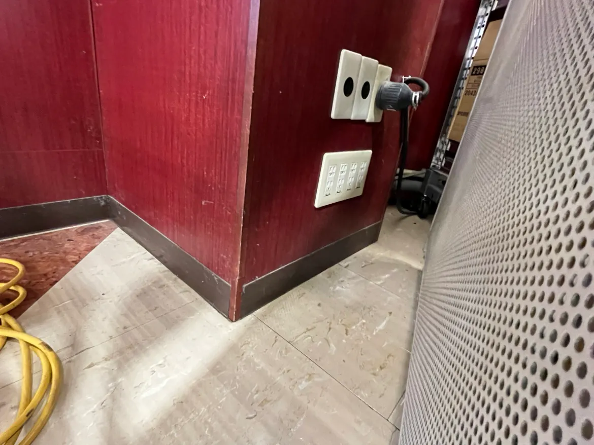 【パレマルシェ新所原】プロモーションに利用可能なエスカレーター横のイベントスペース