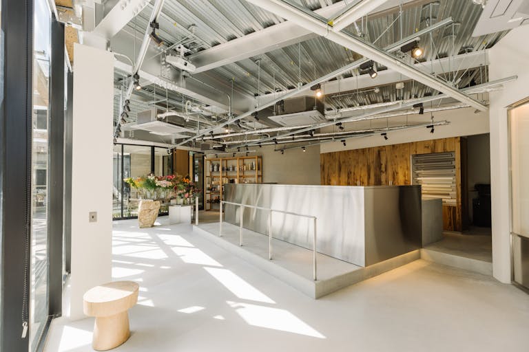 【新神戸駅10分】ポップアップストアや展示会に最適な音響・冷蔵庫機器の整った花屋へ移設のイベントスペースの画像1