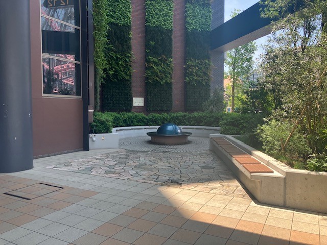 【横浜ワールドポーターズ】１階　観覧車側ゲート（屋外）