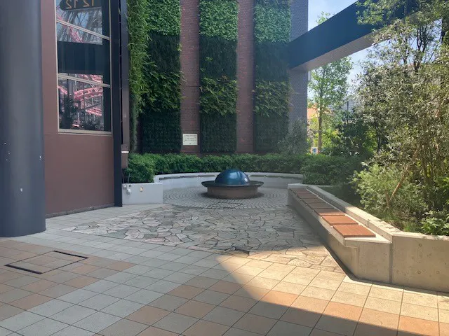 【横浜ワールドポーターズ】１階　観覧車側ゲート（屋外）