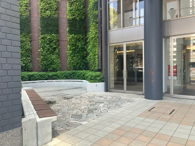 【横浜ワールドポーターズ】１階　観覧車側ゲート（屋外）