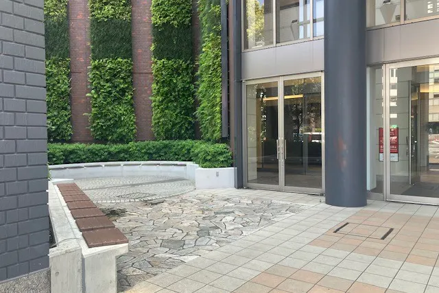 【横浜ワールドポーターズ】1階 観覧車側ゲート(屋外)