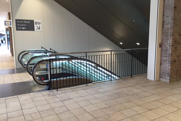 【BRANCH 神戸学園都市】プロモーションや物販用途での利用が可能な商業施設エスカレーター横のイベントスペース