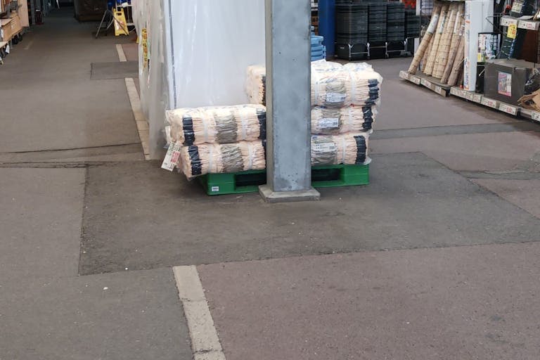 【スーパーセンターニシムタ 姶良店】食物販や物販に利用可能な屋外軒下スペース