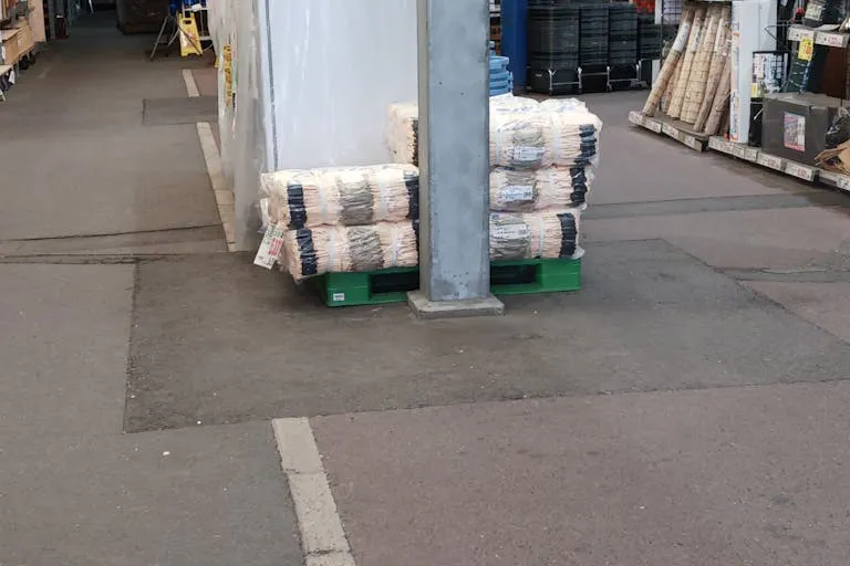 【スーパーセンターニシムタ 姶良店】食物販や物販に利用可能な屋外軒下スペースの画像