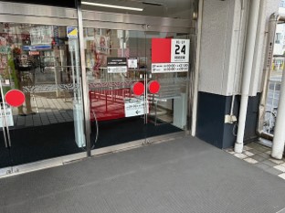 【西友　西千葉店】1F屋外入口横　プロモーション用途や物販、食物販のポップアップストアに最適なスーパーの屋外催事イベントスペース