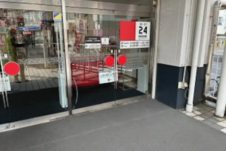【西友 西千葉店】1F屋外入口横 プロモーション用途や物販、食物販のポップアップストアに最適なスーパーの屋外催事イベントスペースの画像2