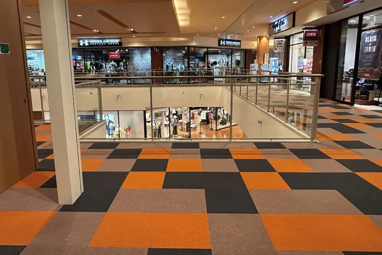 【三井アウトレットパーク 札幌北広島】クローバー•モール2F KEEN前の画像1