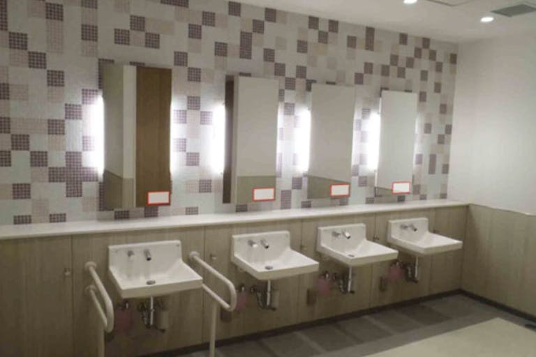 【イオンモール甲府昭和】モール内広告 化粧室の画像1