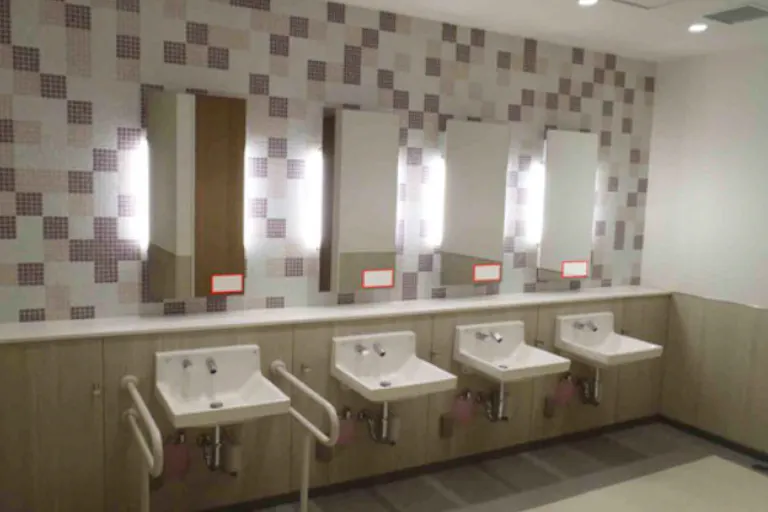 【イオンモール甲府昭和】モール内広告 化粧室の画像1