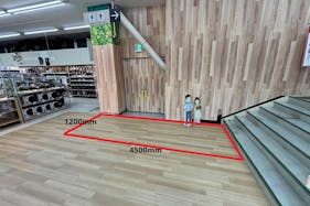 【ユニディ狛江店】2階エスカレーター前 各種プロモーションに最適な2Fエスカレーター前の催事イベントスペース