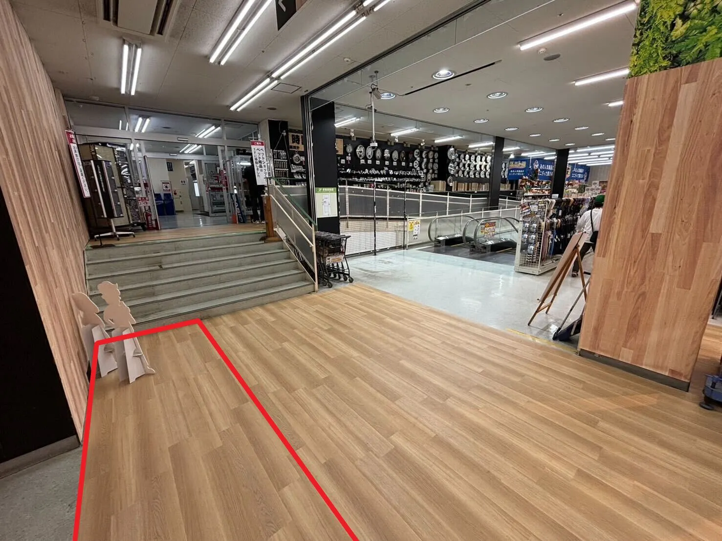 【ユニディ狛江店】2階エスカレーター前 各種プロモーションに最適な2Fエスカレーター前の催事イベントスペース