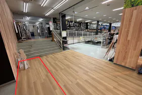 【ユニディ狛江店】2階エスカレーター前 各種プロモーションに最適な2Fエスカレーター前の催事イベントスペース