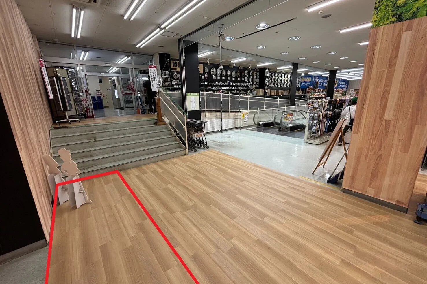 【ユニディ狛江店】2階エスカレーター前 各種プロモーションに最適な2Fエスカレーター前の催事イベントスペース