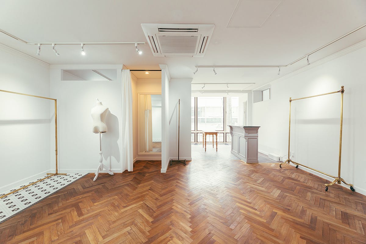 【四ツ橋駅2分】ポップアップストアや展示会に活用可能な、白を基調とした多様なフローリングのギャラリースペース