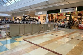 【イオンモール山形南/2階A面】物販や食物販、プロモーションイベントに最適なエスカレーター横にある吹き抜けを背にした視認性の高いイベントスペース