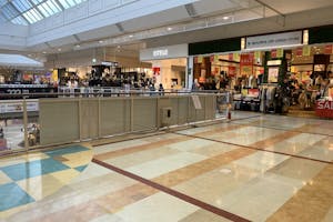 【イオンモール山形南/2階A面】物販や食物販、プロモーションイベントに最適なエスカレーター横にある吹き抜けを背にした視認性の高いイベントスペース