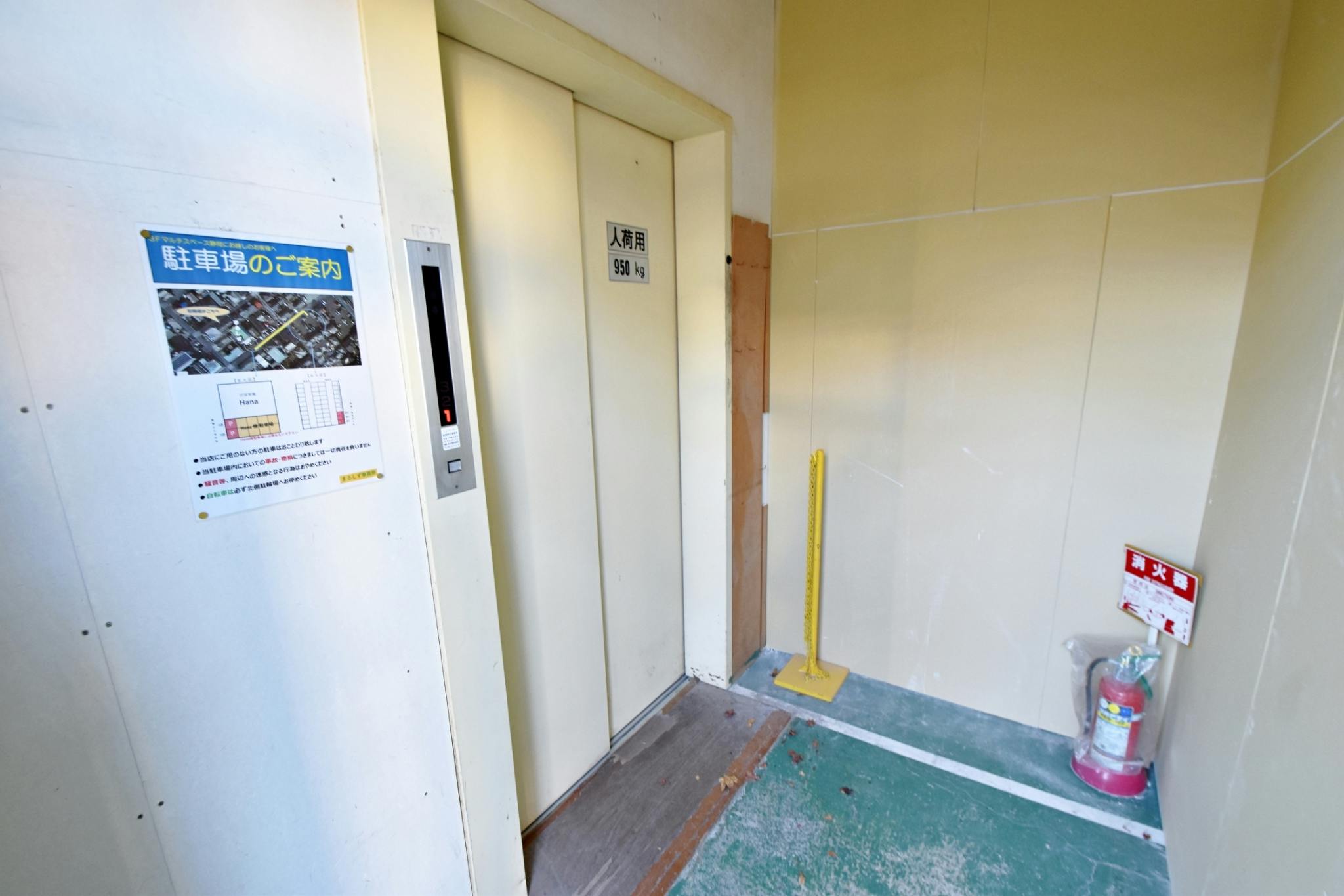 搬入出は建物向かって左手より!