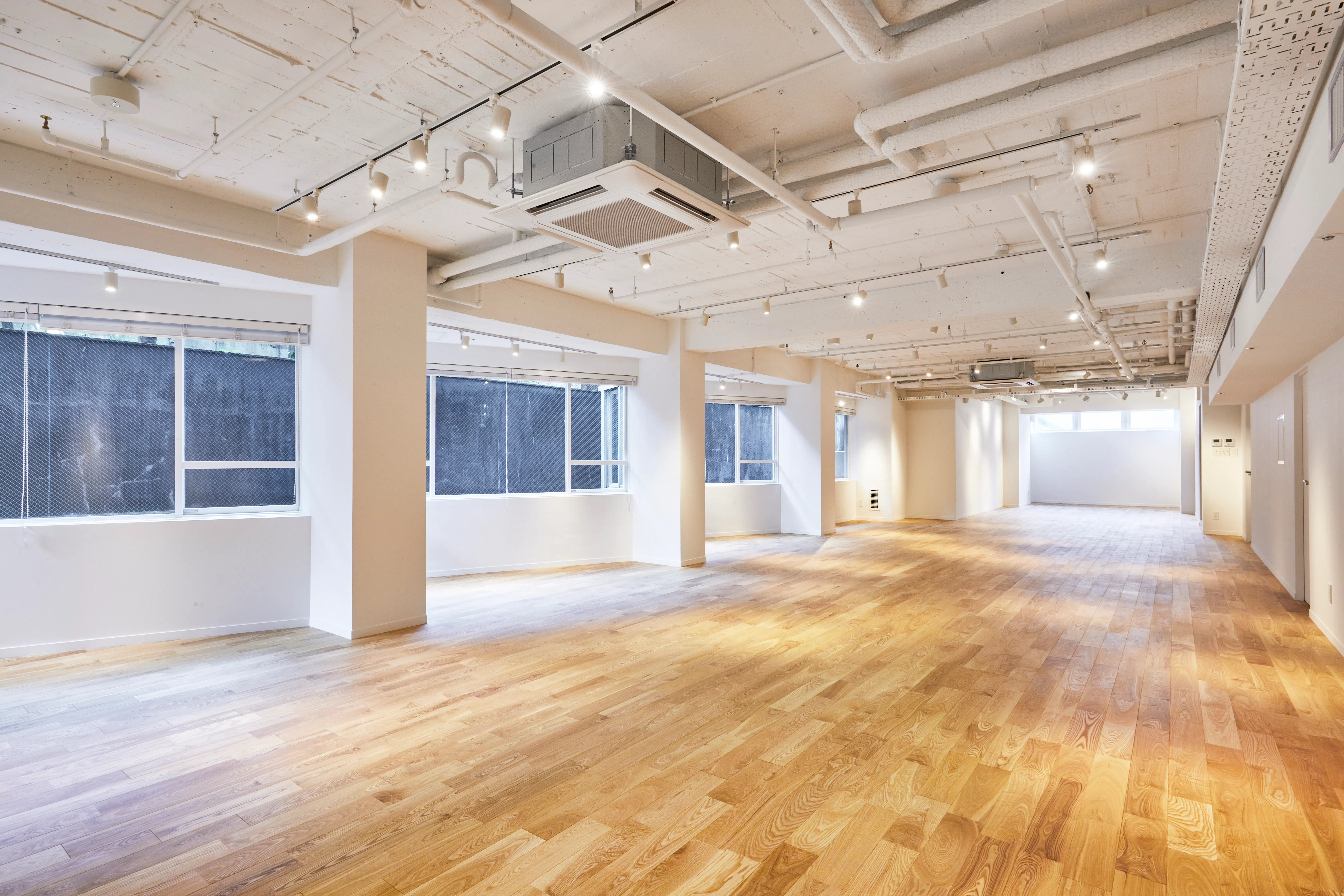 【原宿駅1分】アパレルの展示会や招待制販売会、ショールーム等に最適な駅近の多機能イベントスペース