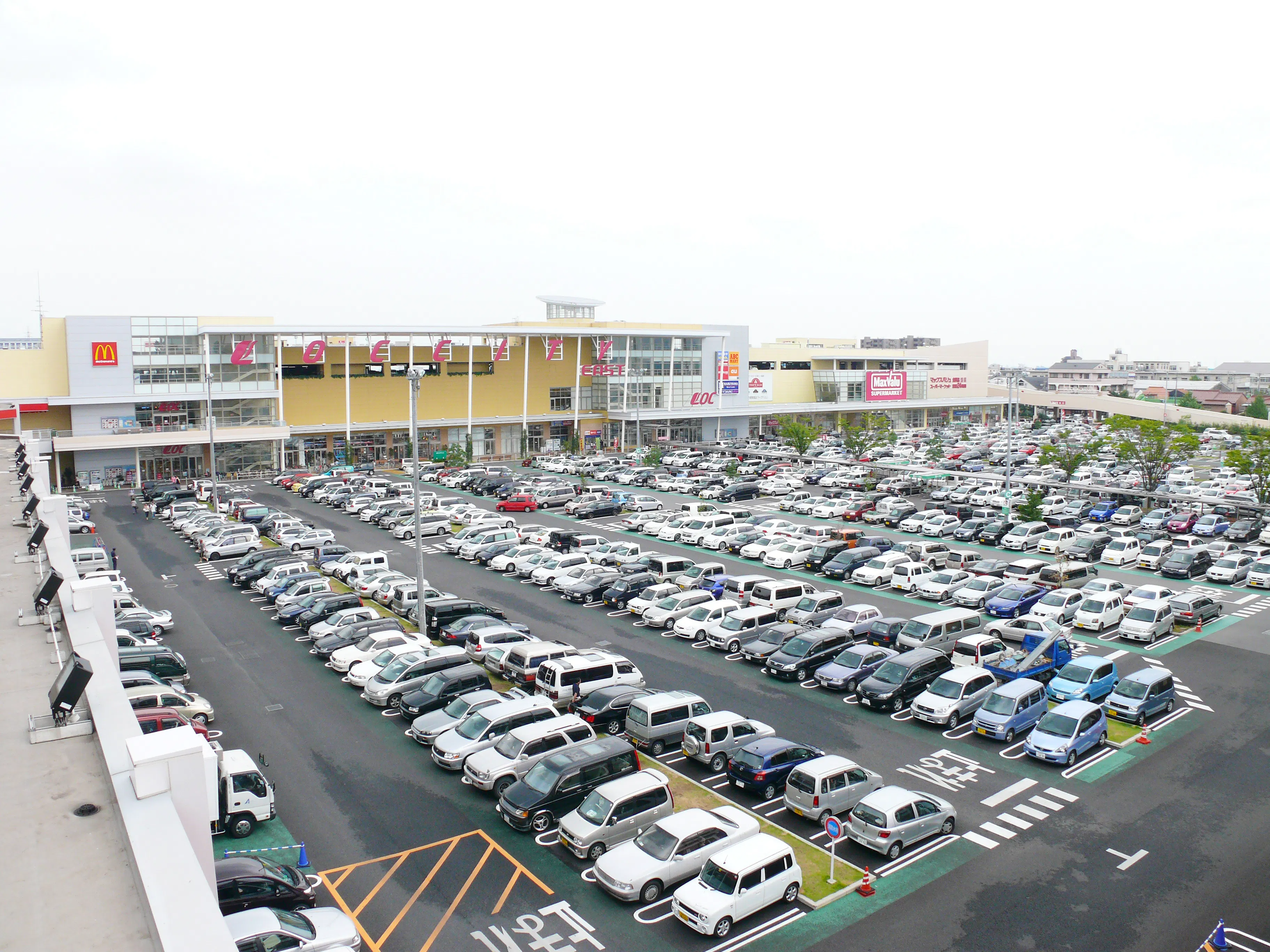 【イオンタウン大垣】食関連の物販やセールスプロモーションイベントに最適な商業施設屋外の軒下にあるイベントスペース