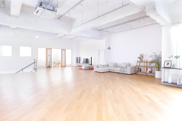 【雑色駅2分】ファッション系の展示会や各種撮影会に最適なウォームナチュラルで清潔感あふれるイベントスペース