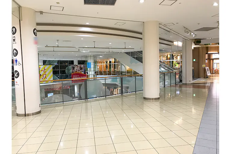 【ららぽーと甲子園】2階 パークウォークコート(キッザニア側)の画像1