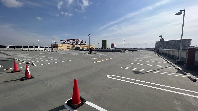 【ヘイワールド!!/スカイエリア】車両展示会やマルシェ等の大規模屋外イベントに最適な地域密着型の商業施設屋上のイベントスペース