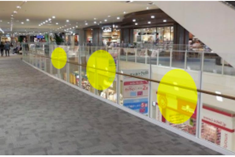 【イオンモール東員】モール内広告 吹き抜けガラスの画像1