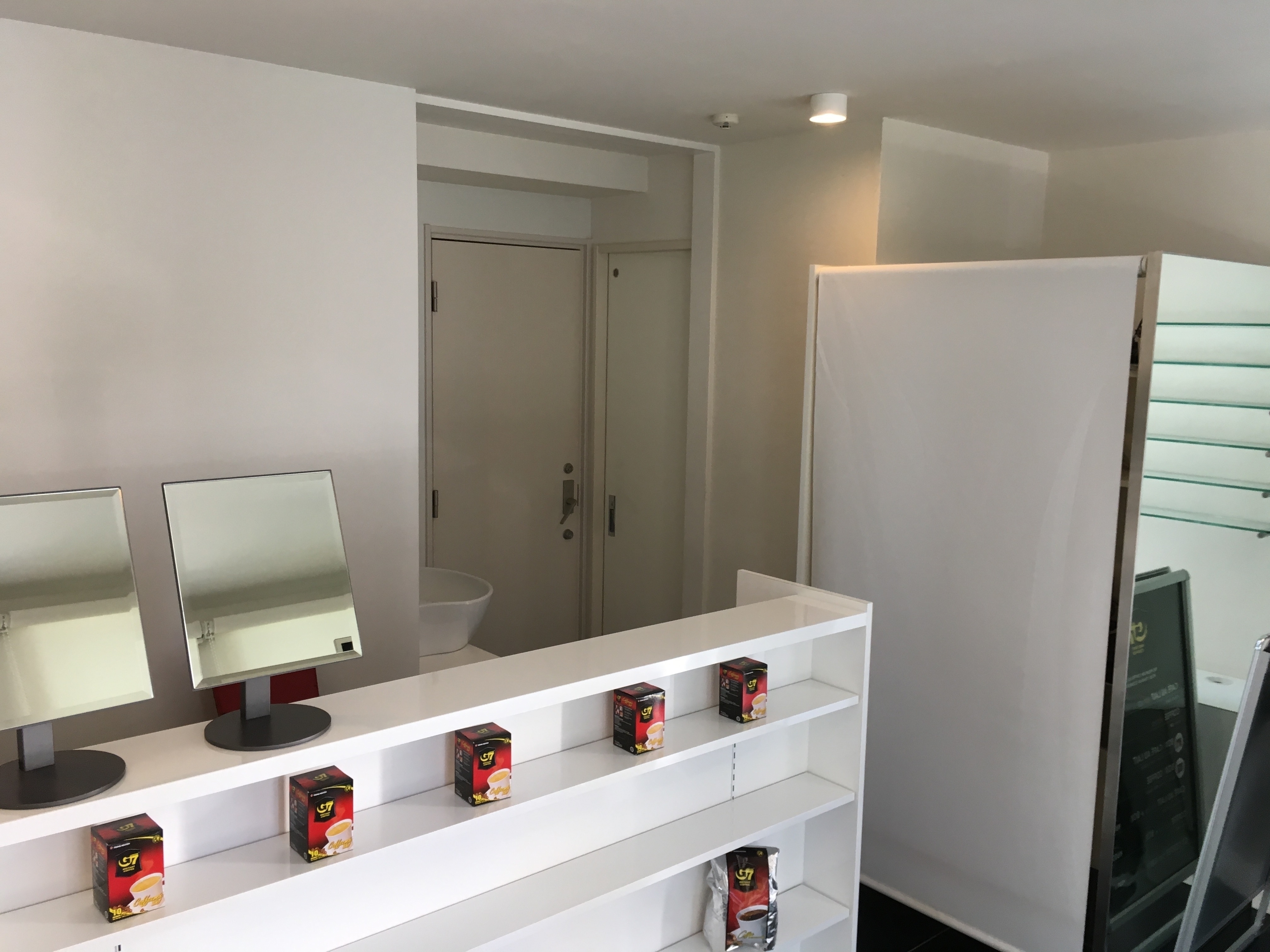 奥にはカーテンをつけることで試着室としてご利用になれるスペースがあります。