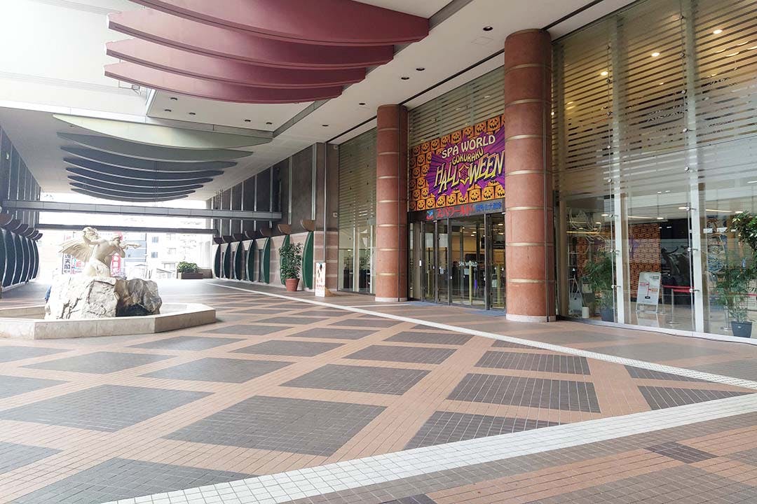【SPAWORLD HOTEL&RESORT】大型プロモーションイベントに適した西日本最大級の温浴施設、入館口前のピロティ部分100㎡~(最大1400㎡まで)