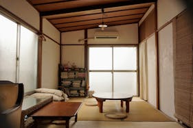 【関原商店街】撮影やワークショップに利用可能な昔懐かしい雰囲気のレンタルスペース(2F)