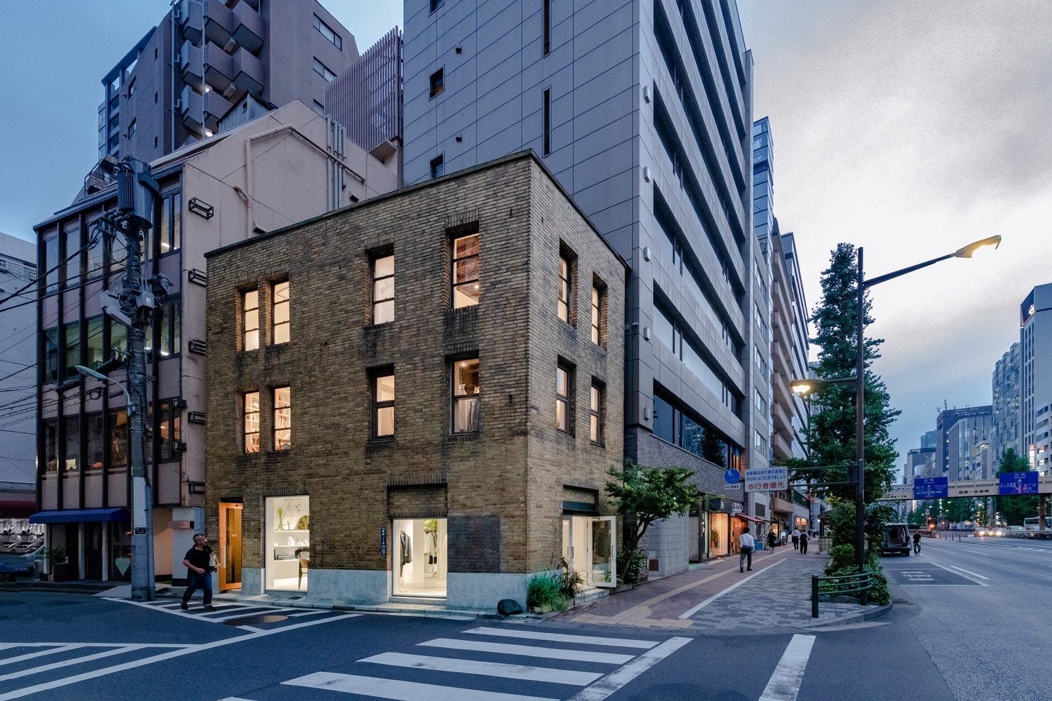 銀座・昭和通りに面した角地。90年前からそのままの姿で現代に残る「近代建築100選」に選ばれた歴史的建造物。新たに、3階に誕生したばかりのギャラリーと屋上空間です。エントランスはビル裏手に独立してあります。（※1階表面は別店舗です）