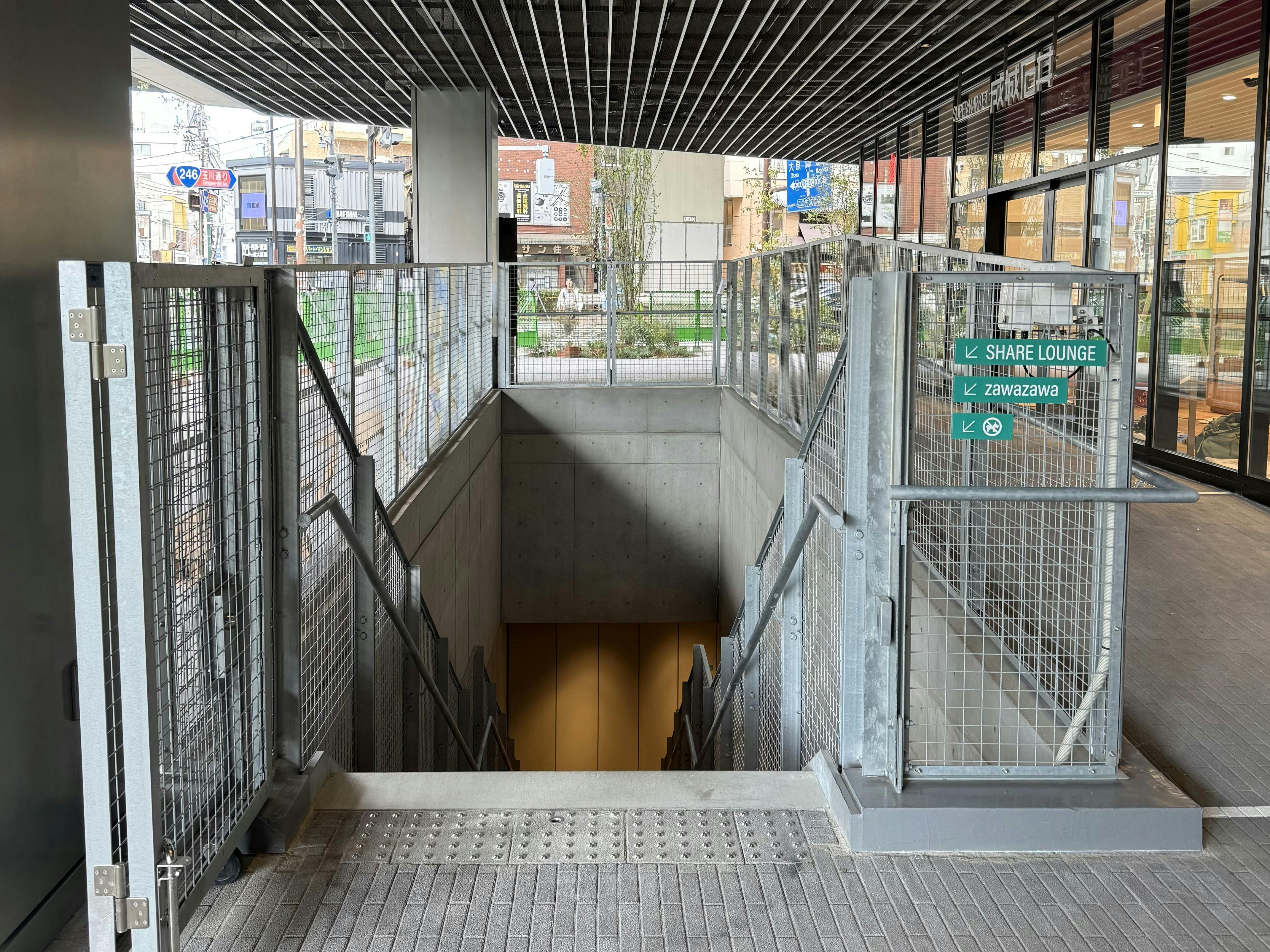 地上から地下への階段