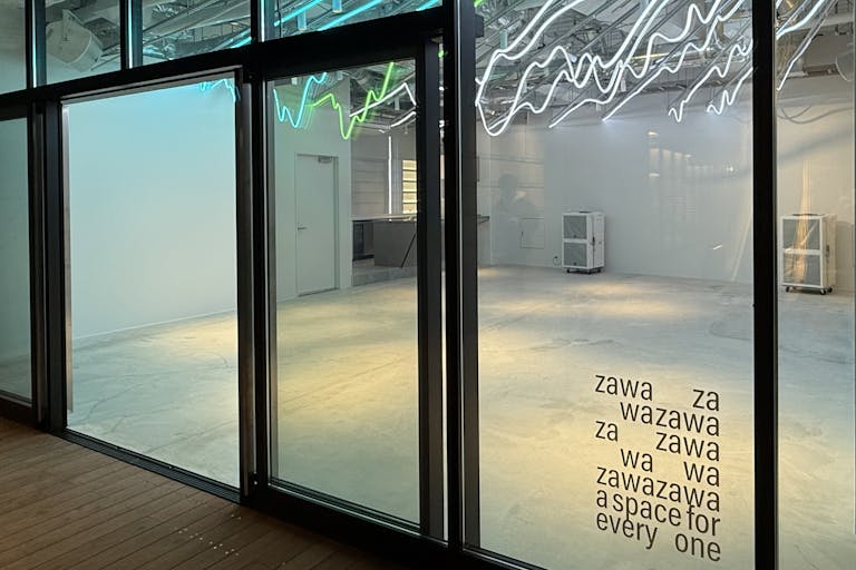 スタジオ出入口