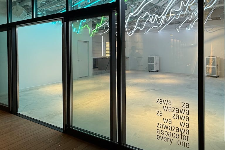 スタジオ出入口