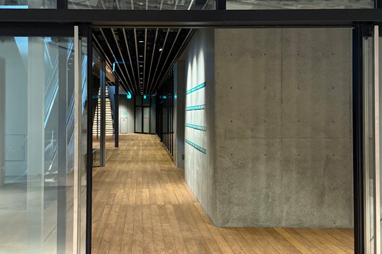 スタジオ出入口