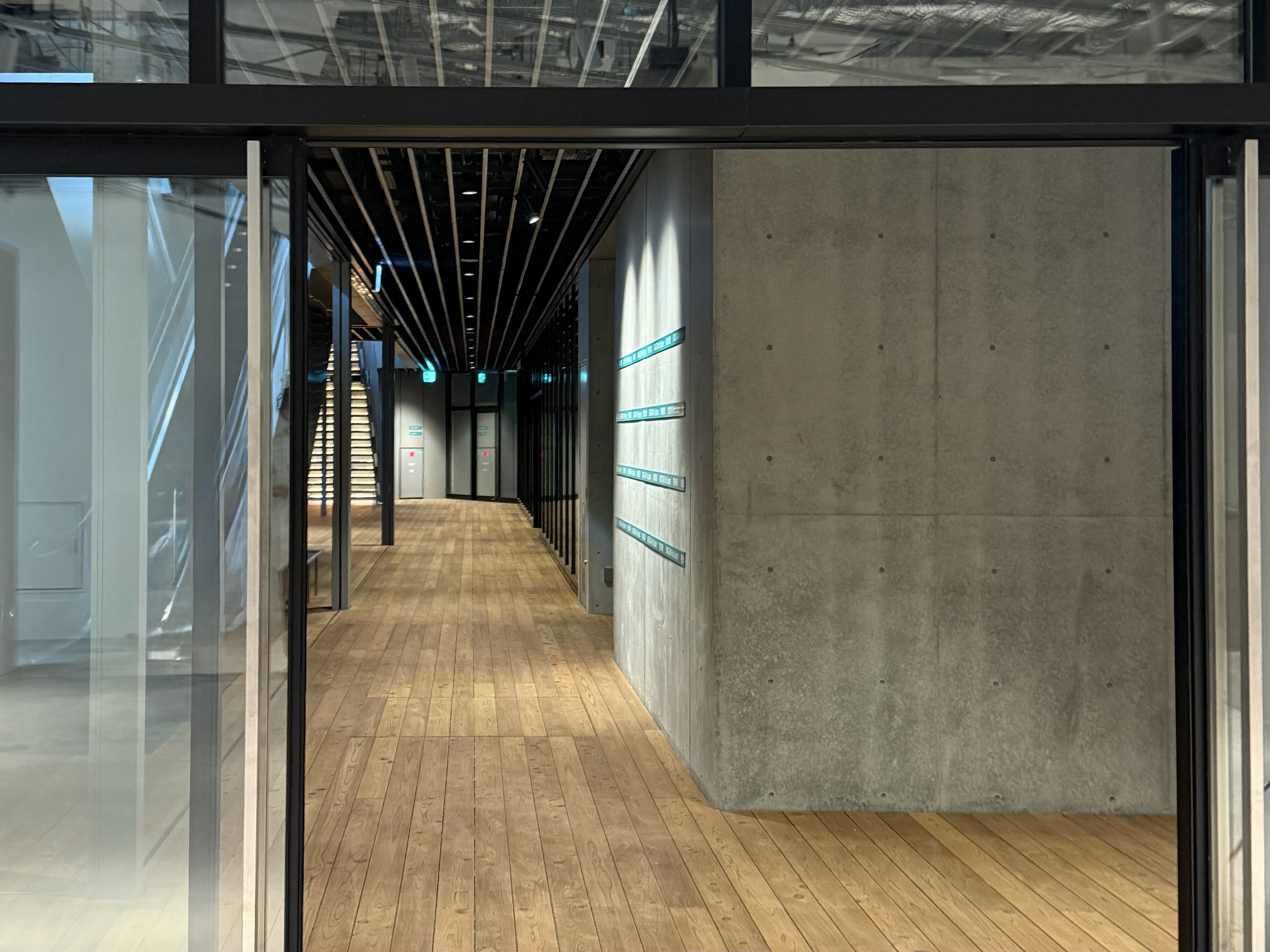 スタジオ出入口