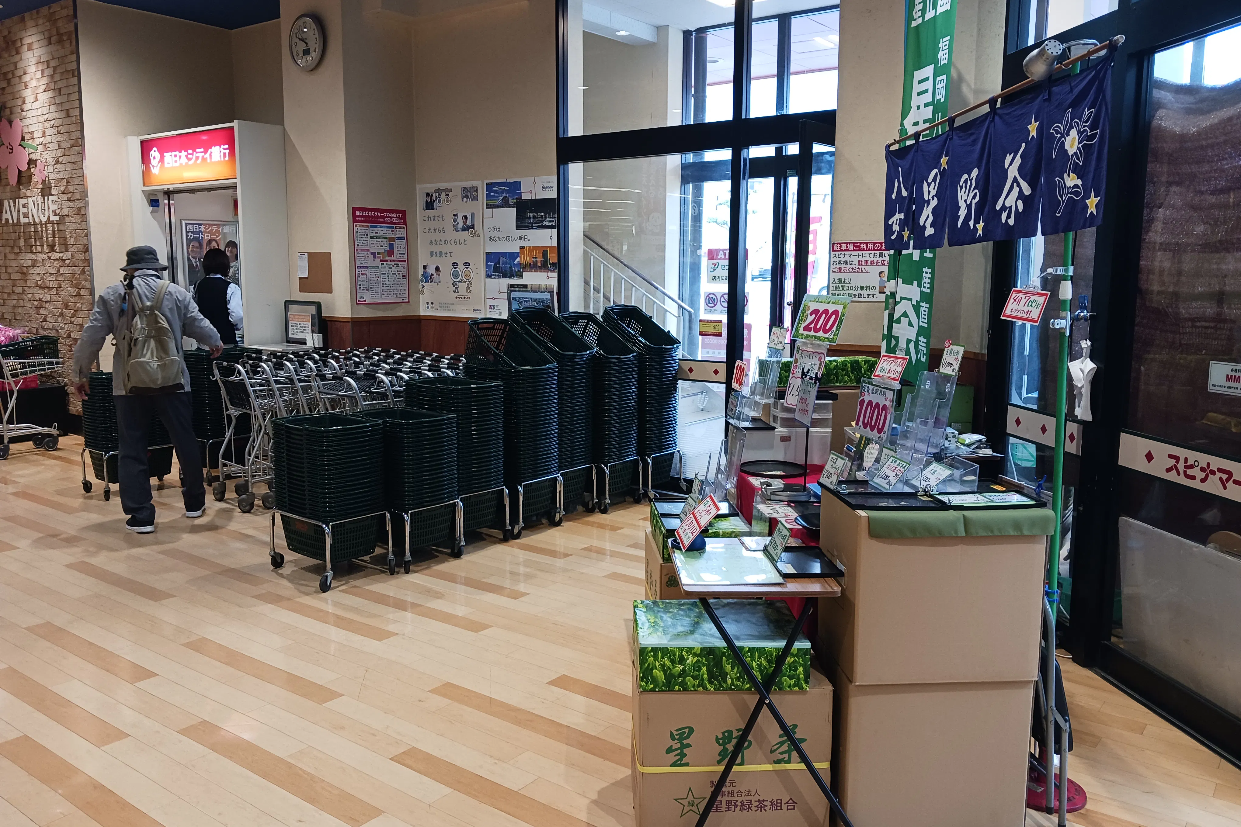 【スピナマートさくら通り店】入り口横 販促プロモーションや物販に最適なスーパー店内催事イベントスペース