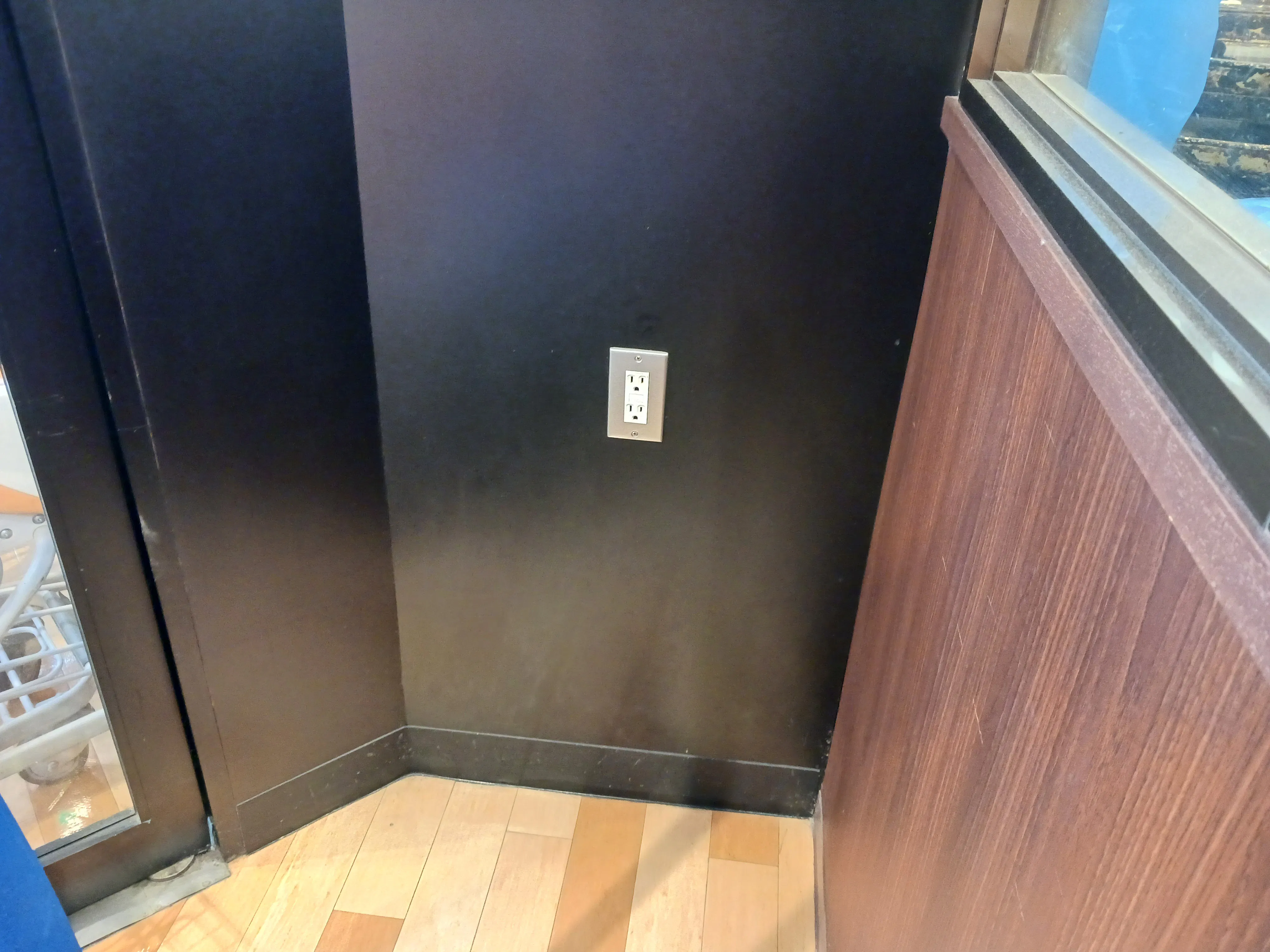 【スピナマートさくら通り店】入り口横 販促プロモーションや物販に最適なスーパー店内催事イベントスペース