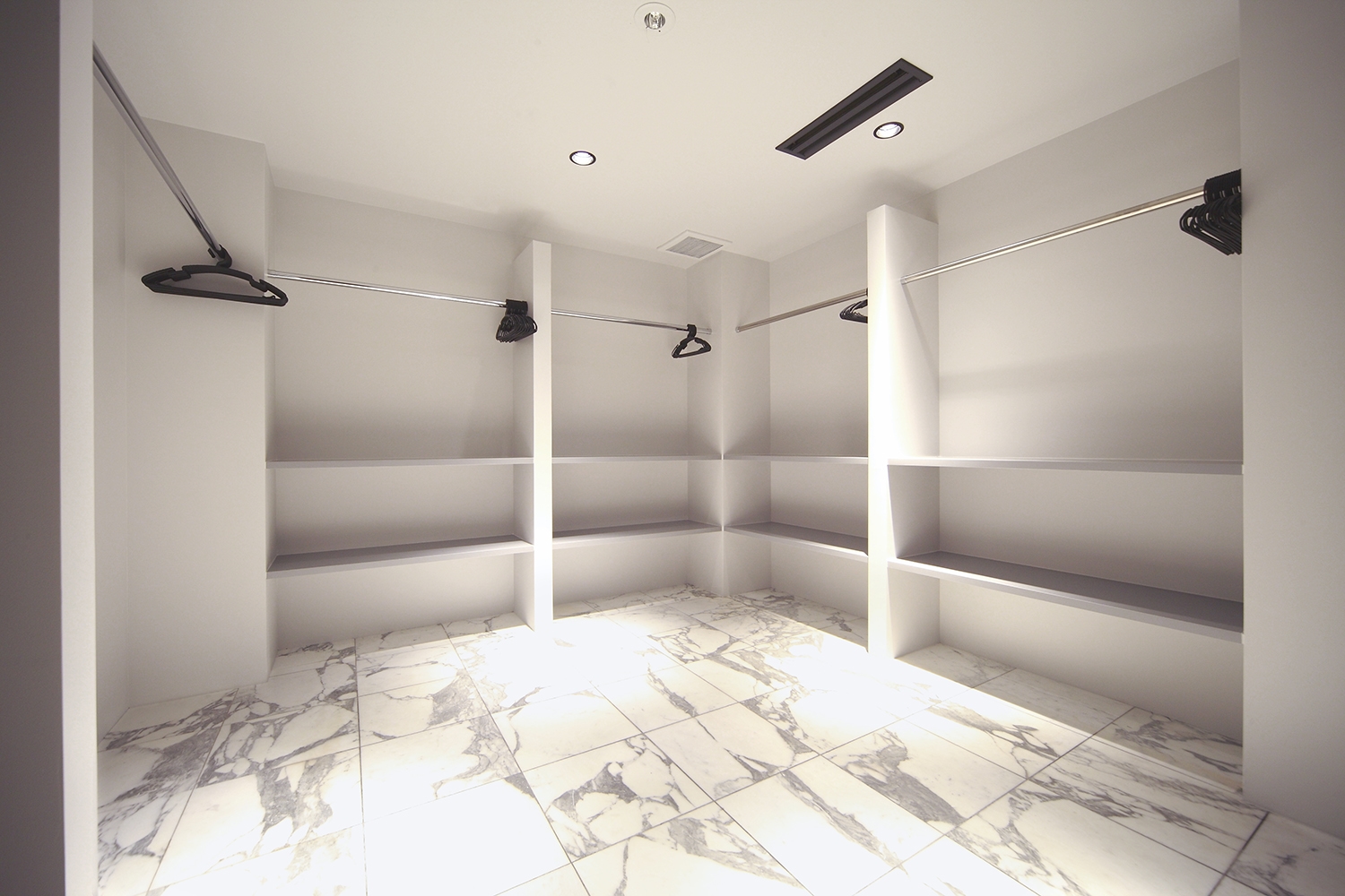 クロークも広々