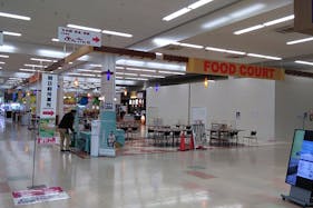 【イオンスーパーセンター栗原志波姫店】プロモーションや物販に最適なフードコート手前のイベントスペース