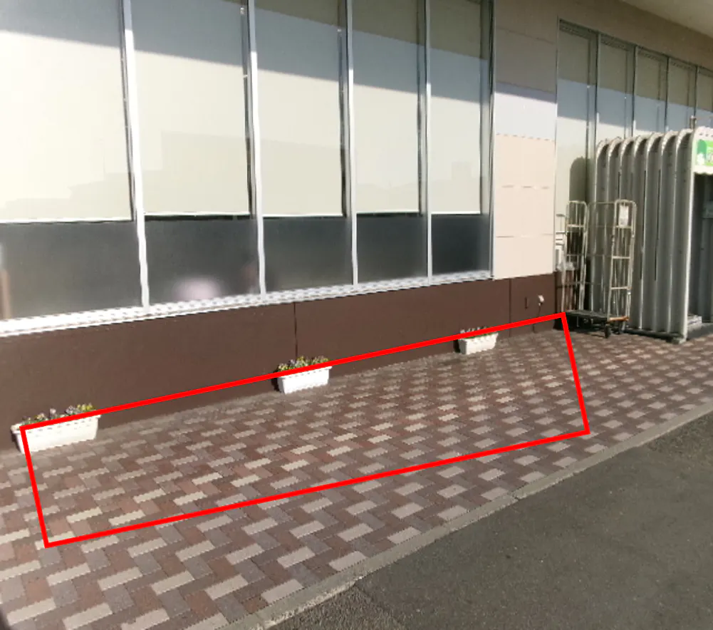 【マックスバリュ港北店】店舗正面軒下 販促プロモーションや物販に最適なスーパー店外催事イベントスペース