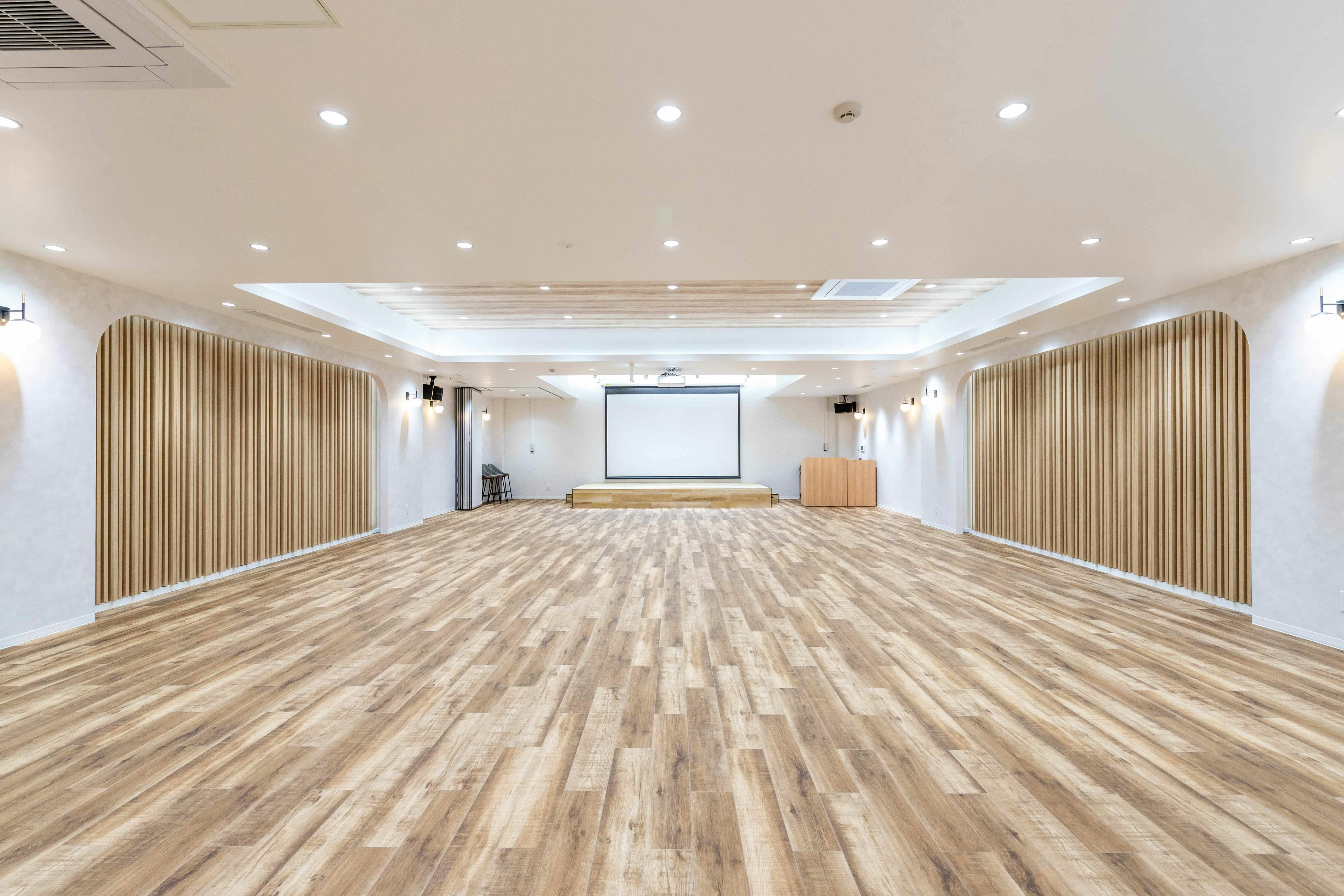 【表参道駅2分】パーティーやセミナーに適した白を基調とした明るい雰囲気な貸切スペース