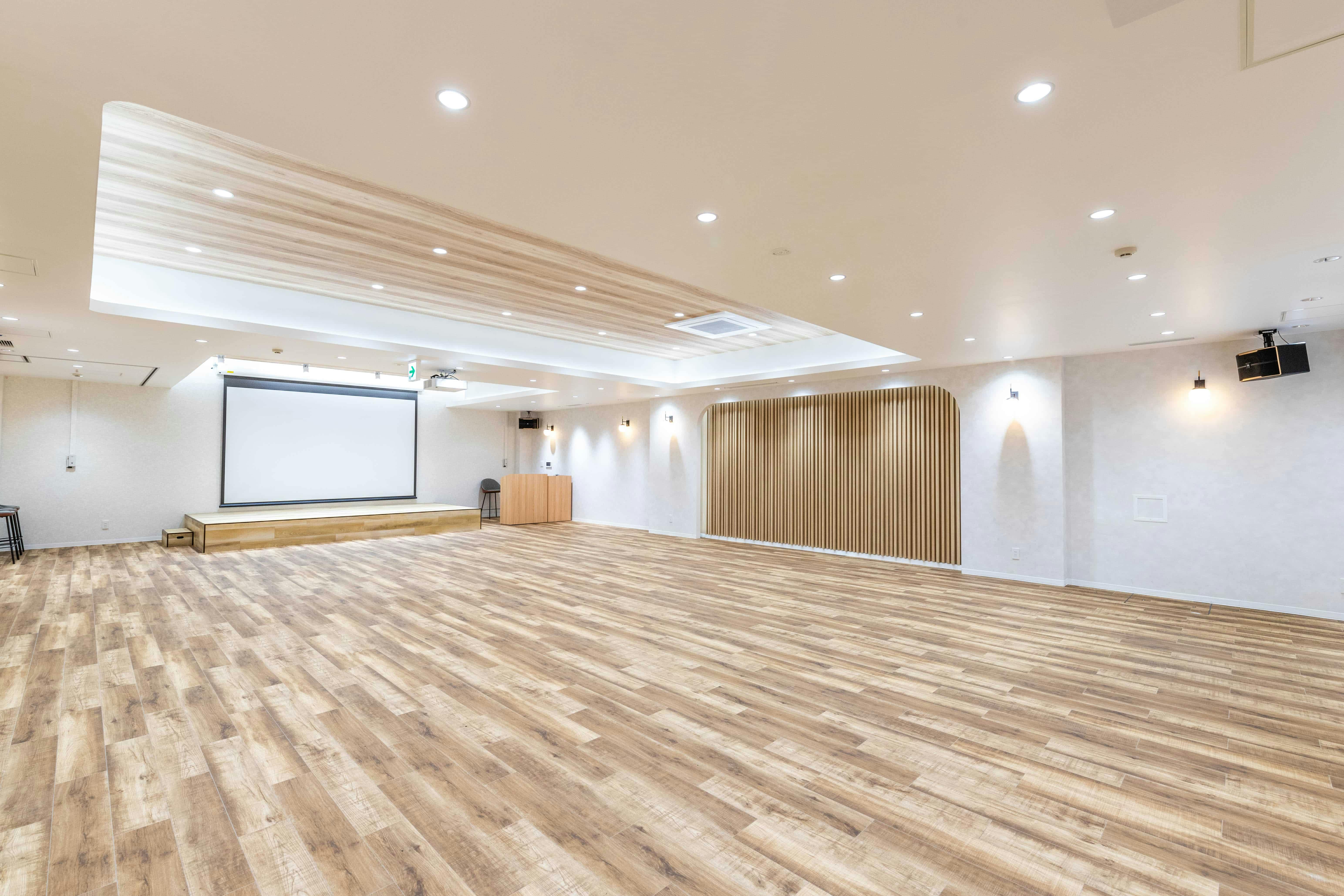 【表参道駅2分】パーティーやセミナーに適した白を基調とした明るい雰囲気な貸切スペース