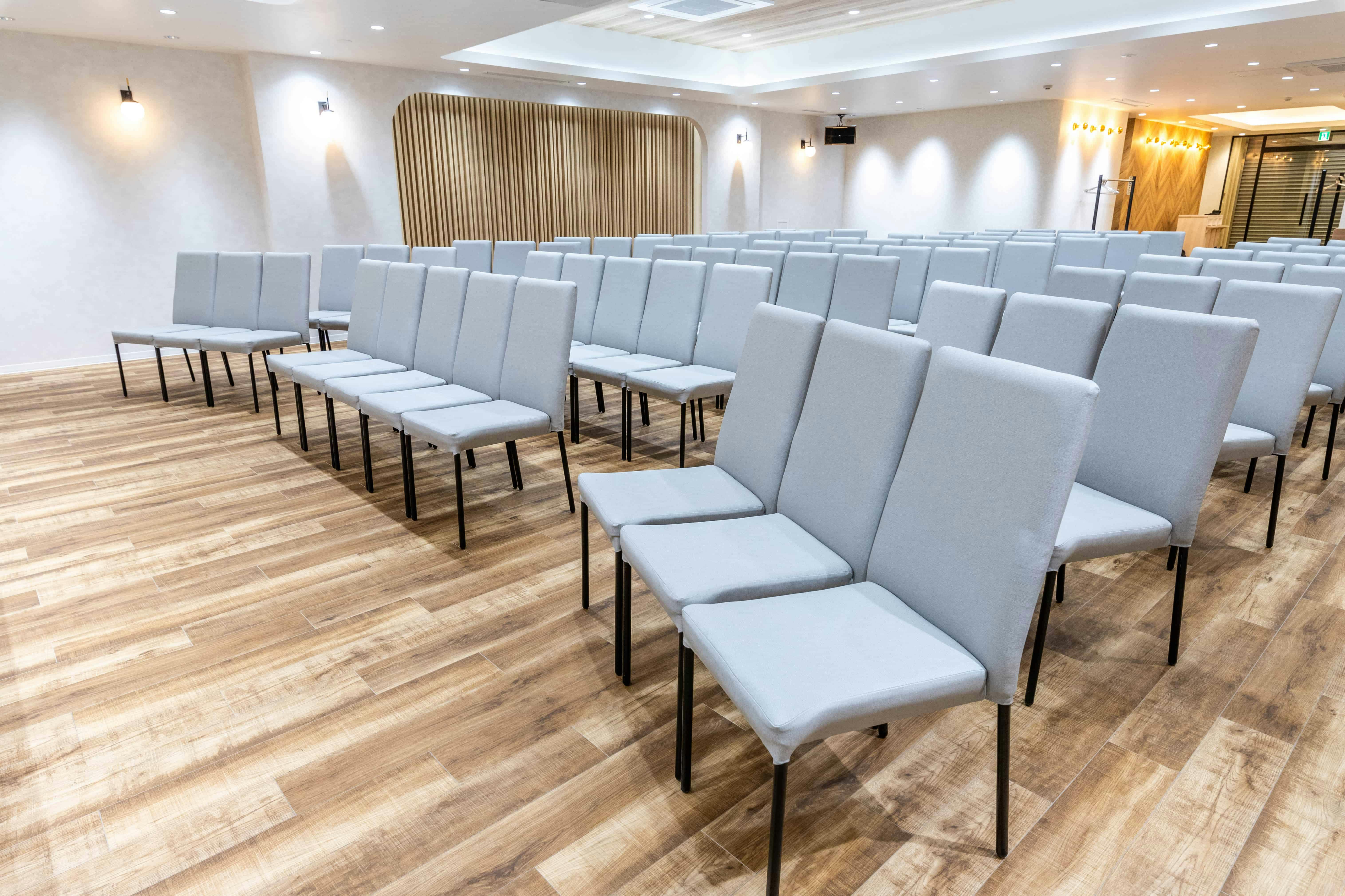 【表参道駅2分】パーティーやセミナーに適した白を基調とした明るい雰囲気な貸切スペース