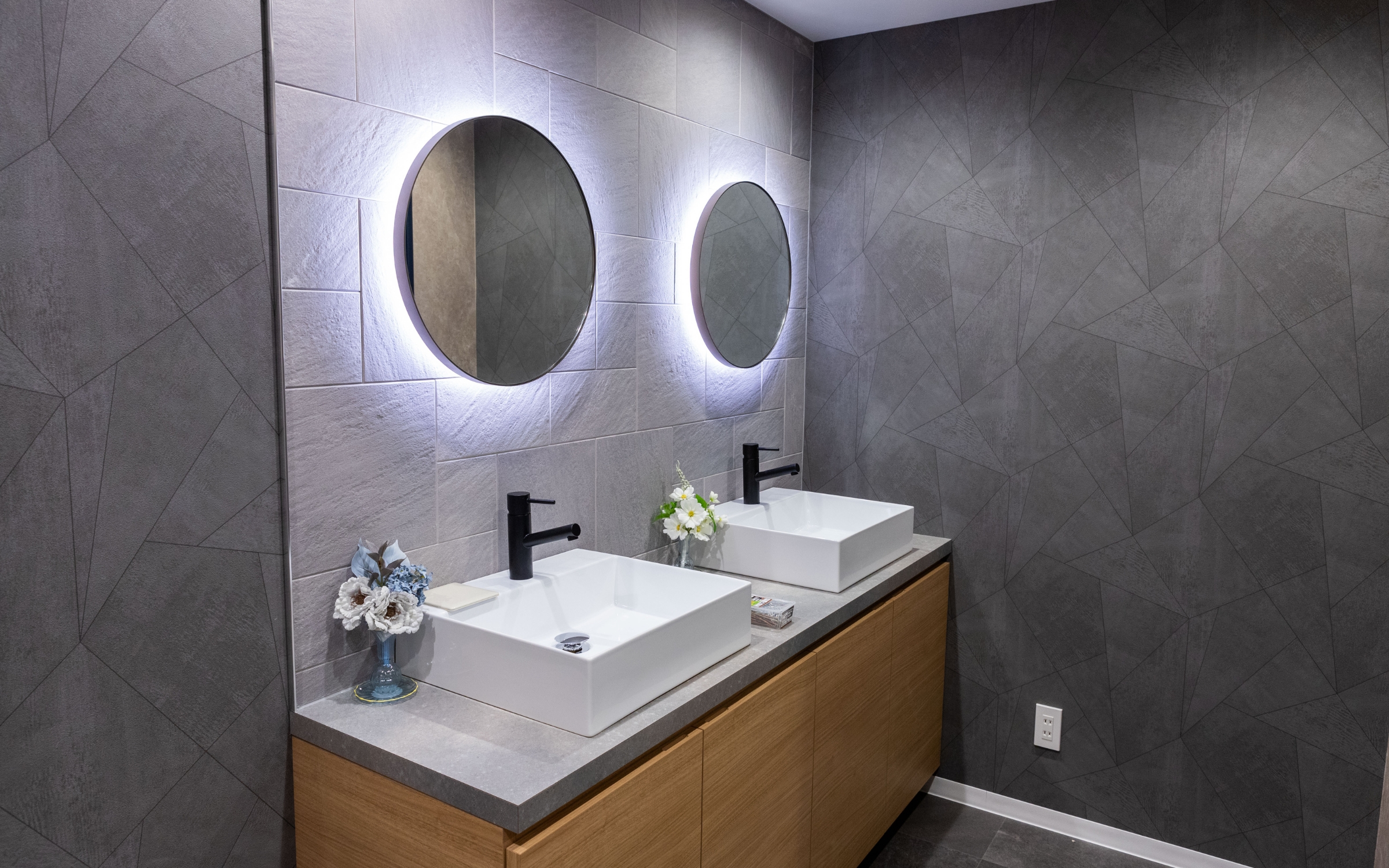 男性トイレ：個室1、小便器1／女性トイレ：個室３（おむつ交換台1台あり）