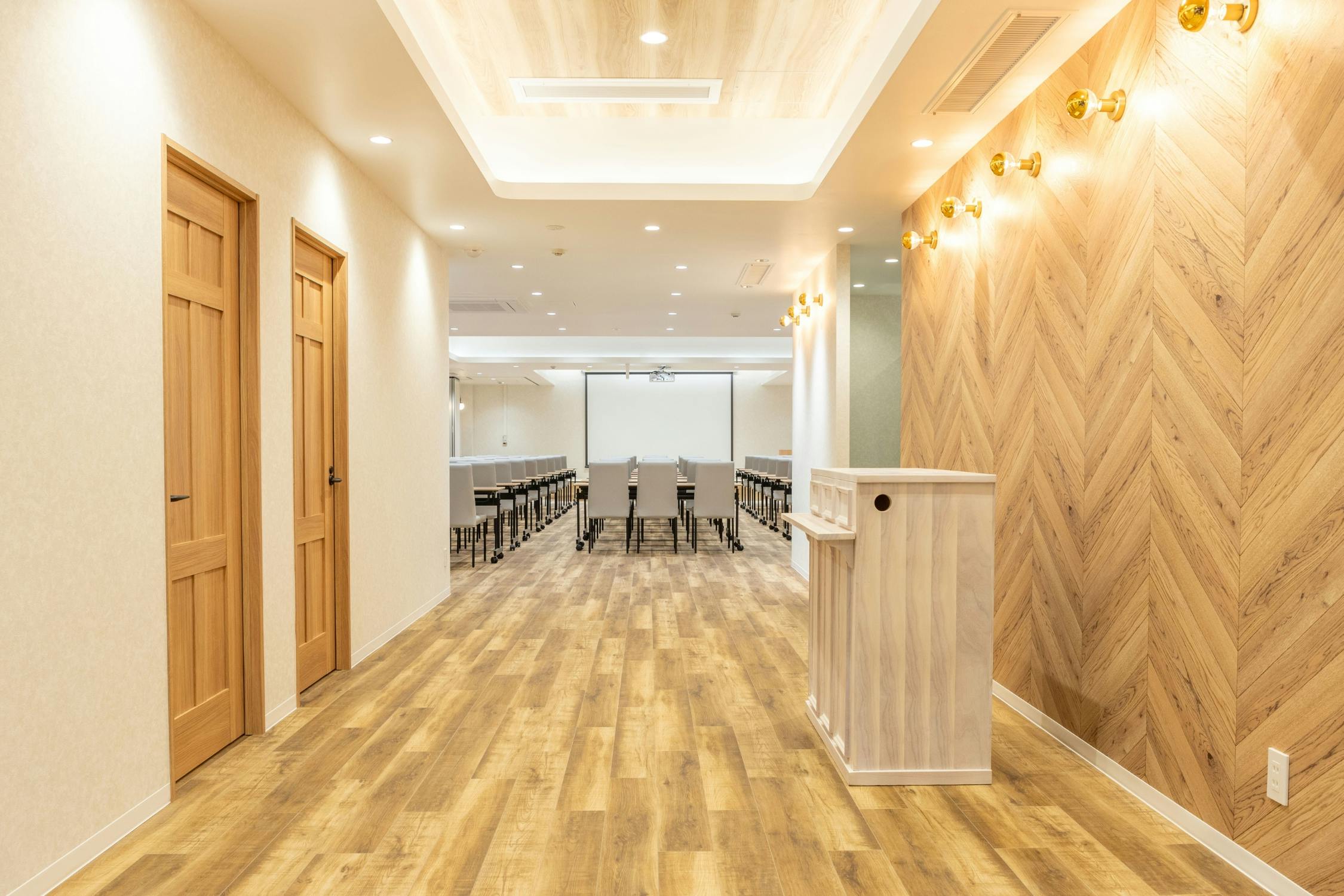 【表参道駅2分】パーティーやセミナーに適した白を基調とした明るい雰囲気な貸切スペース