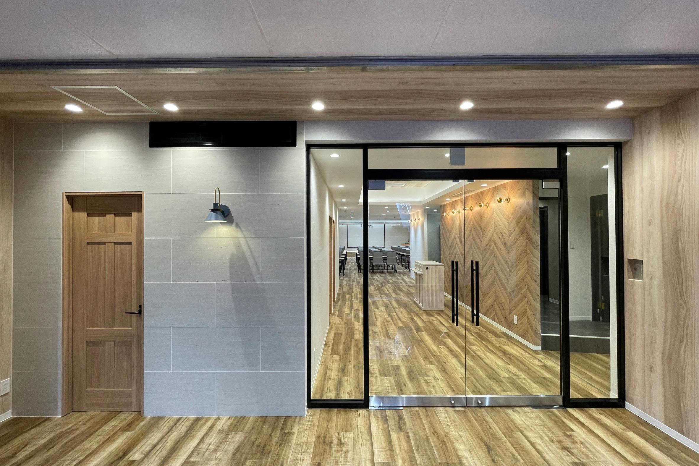 【表参道駅2分】パーティーやセミナーに適した白を基調とした明るい雰囲気な貸切スペース