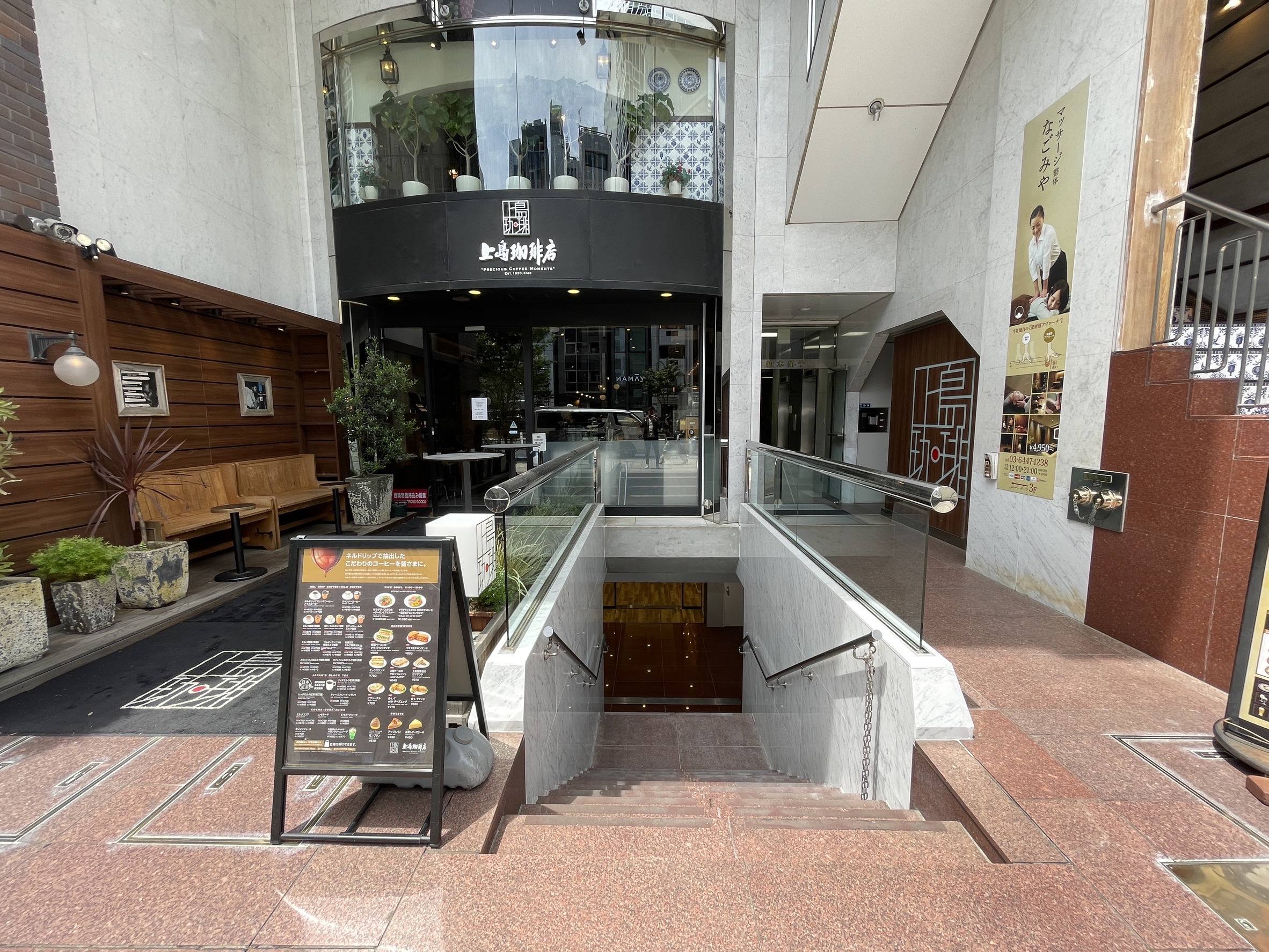 外観　地下へ降りると当スペースです