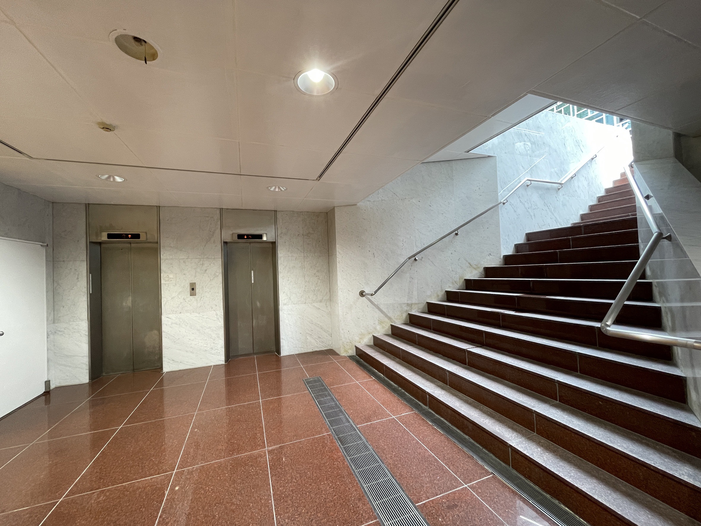 エレベーター二基